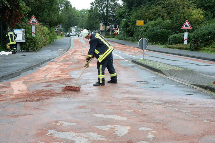 Eine große Ölspur musste von der Feuerwehr beseitigt werden.
