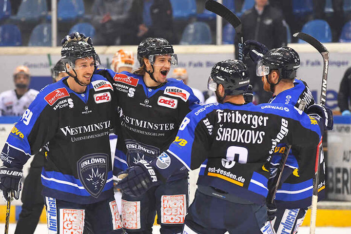 Jubel bei den Dresdner Eislöwen: Die Bietigheim Steelers konnten in der Overtime mit 7:6 bezwungen werden.