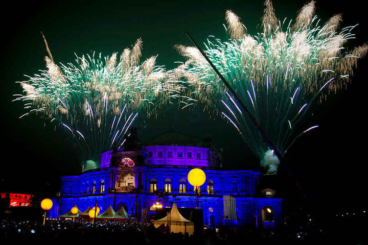Gigantisches Feuerwerk vor der Semperoper.