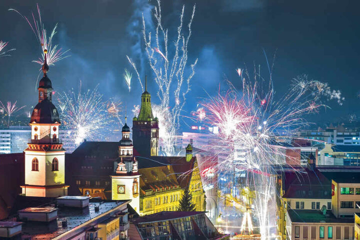 Auch dieses Jahr wird der Himmel über Chemnitz pünktlich um Mitternacht erhellt sein, denn Feuerwerke sind hier weiterhin erlaubt.