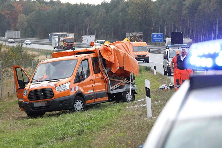 Der Transporter wurde vom Lkw von der Fahrbahn gedrückt.