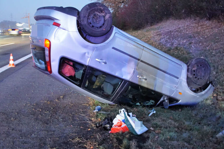 Der Fahrer wurde bei dem Unfall leicht verletzt.