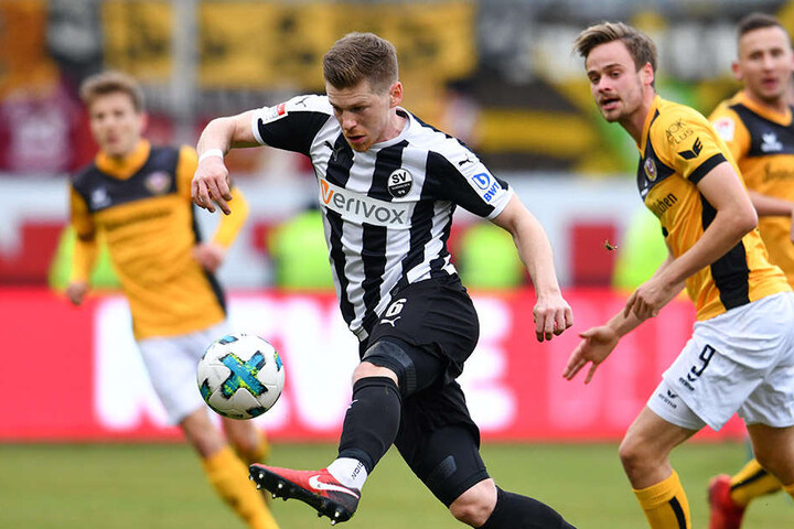 Torschütze Dennis Linsmayer (am Ball) zieht davon. Lucas Röser (2.v.r.) und Paul Seguin (r.) schauen nur hinterher. Im Bildhintergrund Niklas Hauptmann.