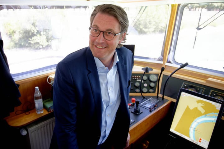Verkehrsminister Andreas Scheuer auf der Brücke der MS Mainz.