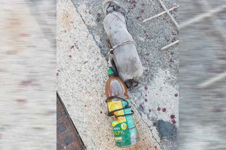 Die von der spanischen Polizei zur Verfügung gestellte Aufnahme zeigt einen sebstgebauten Flammenwerfer der auf dem Boden neben dem Grenzzaun liegt.