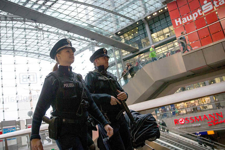 Immer im Einsatz: Beamte der Bundespolizei patrouillieren in Berlin Hauptbahnhof mit Maschinenpistolen. (Symbolbild)