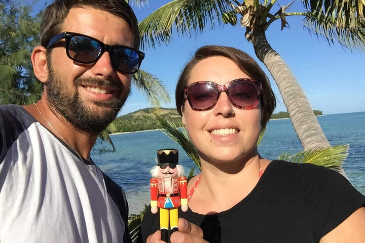 Bodyguards und Reiseführer: Die Erzgebirgler Ronny Hoyer und Peggy Buschbeck
reisen mit dem Nussknacker aus
Seiffen um die Welt. Der tapfere kleine Kerl geht dabei durch viele Hände.