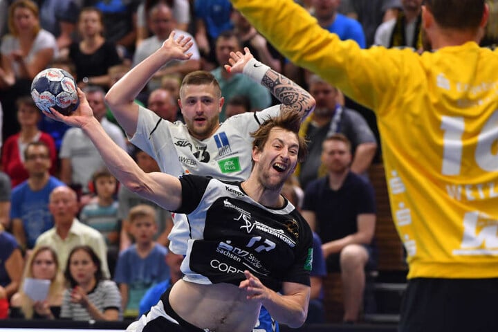 Norman Flödl (am Ball) versucht, sich durchzusetzen.
