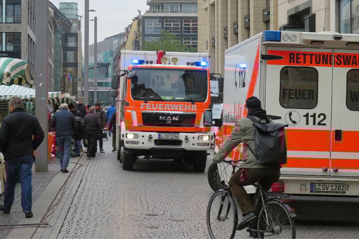Die Kameraden der Feuerwehr evakuierten die Mitarbeiter und klemmten die defekte Leitung ab.