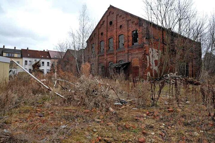 Die Fördersumme wurde im Januar bewilligt. Jetzt kann auf dem Gelände des früheren Gaswerkes an der Mühlenstraße in Werdau (bei Zwickau) der Gebäudeabriss beginnen. Großes Ziel der Sanierung sei es, das Grundwasser nicht mehr zu belasten.