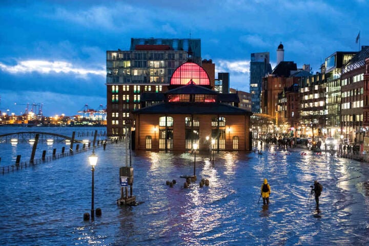Der Fischmarkt in Hamburg steht während einer Sturmflut unter Wasser. Tief "Benjamin" lässt das Wasser über die Ufer treten.