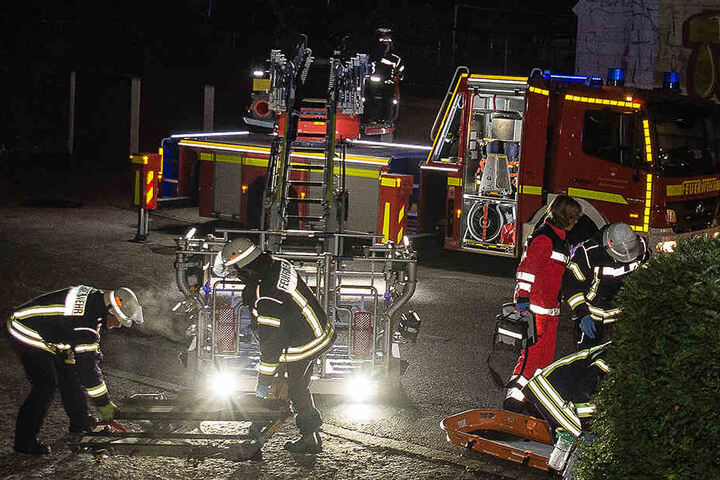 Die Feuerwehr rückte mit einem Großaufgebot an, um den 64-Jährigen zu retten.