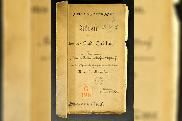Die Schenkungsakte mit Urkunde über die Mineralien- und Gesteinssammlung überließen die Nachfahren von Ernst-Julius Richter ein halbes Jahr nach dessen Tod der Stadt Zwickau.