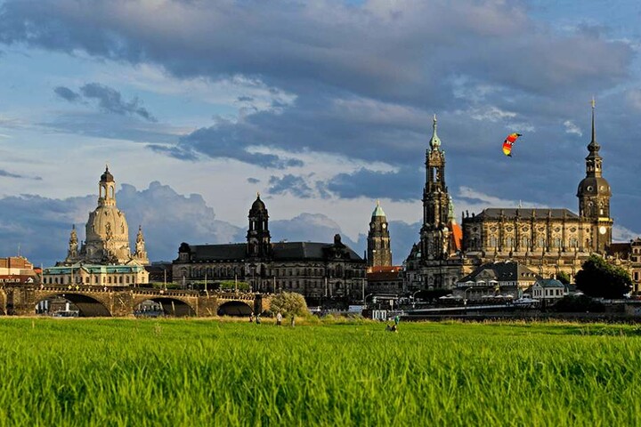 In Dresden werden vor allem die Gemäldegalerie "Alte Meister" und die Semperoper empfohlen. Die Nähe zu Berlin und Prag betont das Magazin ebenfalls.