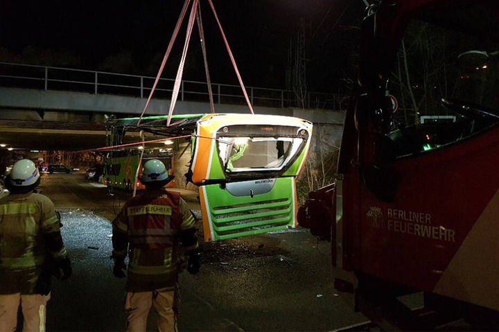 Mit einem Kran konnte das Dach geborgen und anschließend der Bus herausgezogen werden.