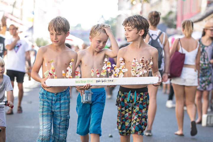 Alwin (8), Ole (9) und Edgar (8) verkaufen süße Spieße.