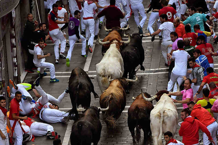 Jährlich kommen Touristen und Teilnehmer zu dem traditionellen San Fermin Festival.