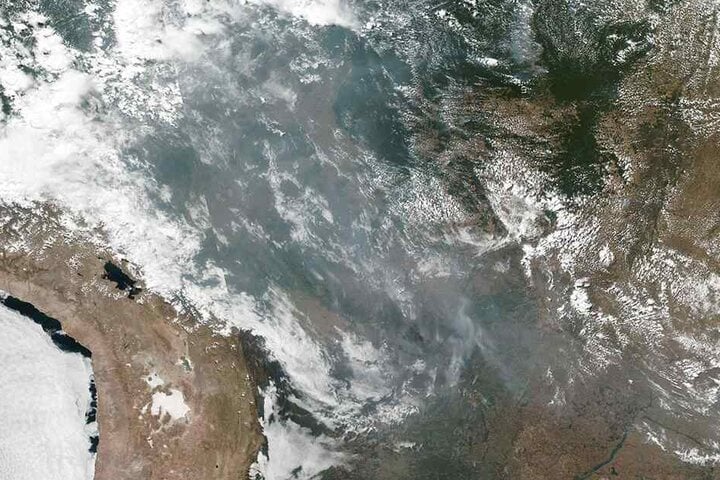 Obwohl es nicht ungewöhnlich ist, dass es in Brasilien zu dieser Jahreszeit aufgrund hoher Temperaturen und niedriger Luftfeuchtigkeit brennt, übersteigen die diesjährigen Brände alles bisher Dagewesene. Ein Farbbild aus dem Weltall zeigt das Ausmaß.