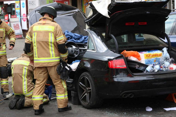 Zwei Personen mussten von der Feuerwehr aus einem Auto geschnitten werden. A