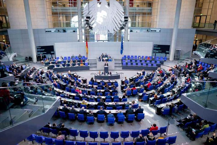In namentlicher Abstimmung votierten 379 Abgeordnete dagegen, 292 Parlamentarier unterstützten ihn, 3 enthielten sich.
