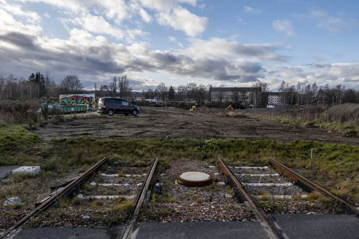 Das Schotterbett wird ausgebaut und der Altschotter abtransportiert.
