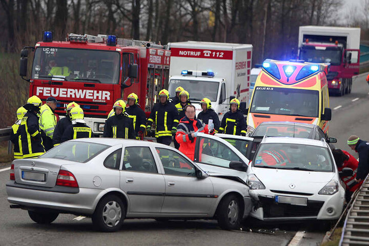 Der Renaultfahrer wurde so schwer verletzt, dass er ins Krankenhaus musste.