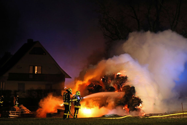 Die Strohballen standen lichterloh in Flammen.