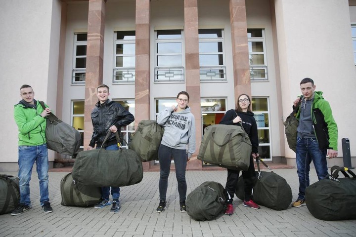 Voll ausgerüstet für die Ausbildung beim Heer: Die frischen Rekruten Leon
Henke (18), Elias Stöber (17), Lisa-Marie Fischer (18), Jennifer Hoffmann (19)
und Clemens Ludwig (20).