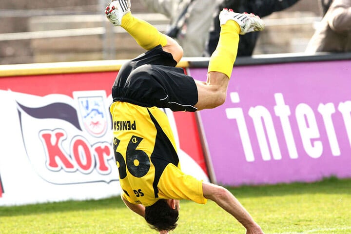 Marek Penksa jubelt über sein Last-Minute-Tor gegen Emden. Die Fans standen damals genau wie der Publikumsliebling Kopf.