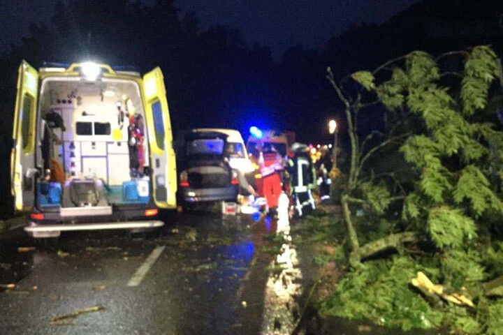 Rettungskräfte befreiten die Verletzten aus dem zerstörten Wrack.