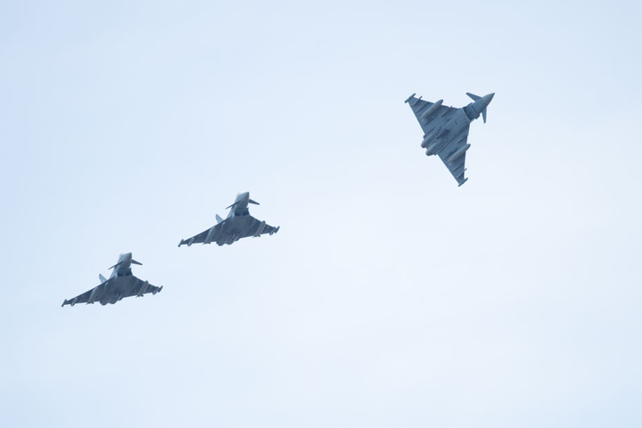Gleich mehrere Militär-Flugzeuge zogen über die Stadt. (Symbolbild)