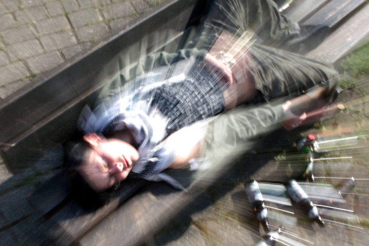 Vor allem junge Männer im Alter von 10 bis 19 Jahren tranken nach Angaben der DAK übermäßig viel Alkohol. (Symbolbild)