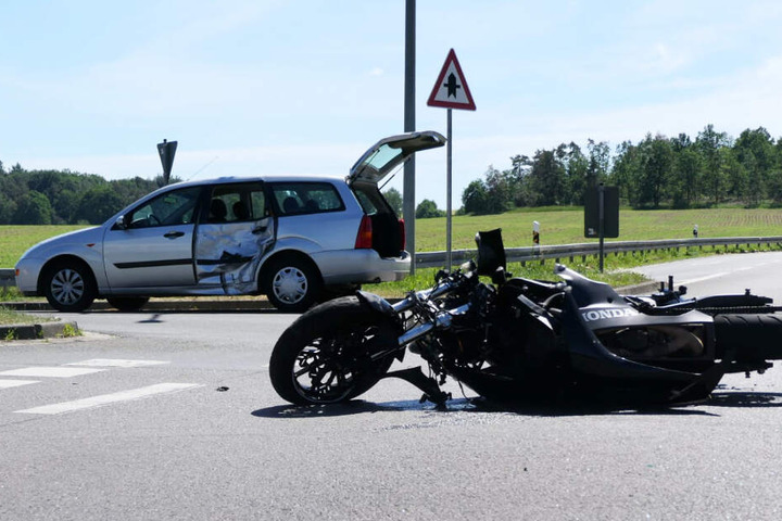 Der Motorradfahrer wurde bei dem Unfall verletzt.