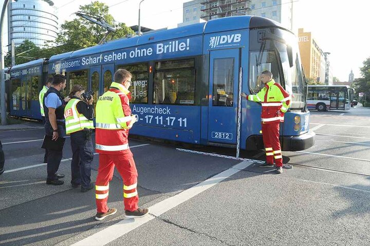 Polizeikräfte sicherten die Unfallstelle und ermittelten zur Unfallursache.