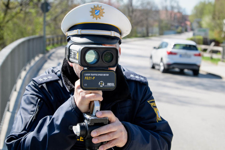 Mit einer Laserpistole kann die Geschwindigkeit der Fahrzeuge ermittelt werden (Symbolbild).