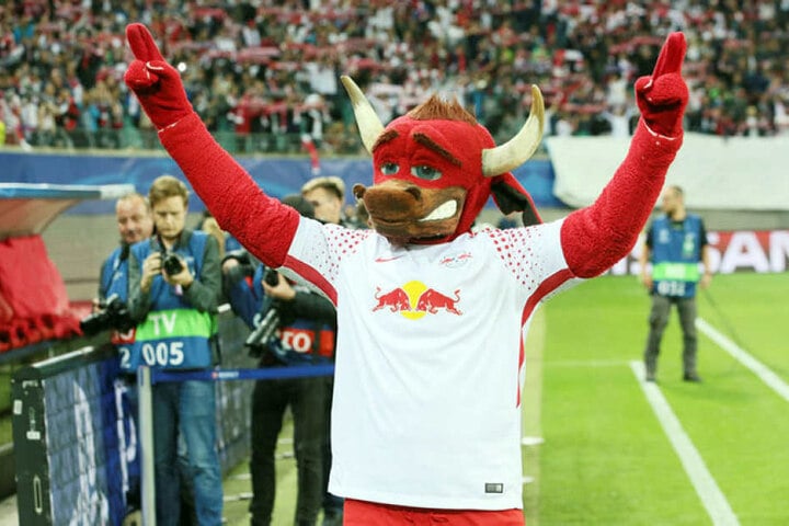Bisher ist die Stoff-Puppe "Bulli" das Stadion-Maskottchen von RB. Sie könnte perspektivisch von einem echten roten Ochsen abgelöst werden.