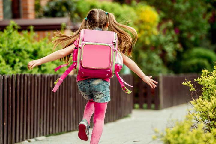 Auf der Schulranzen Messe können sich Eltern und Kinder einen guten Überblick über die Vielzahl an Varianten von Schulranzen verschaffen. (Symbolbild)