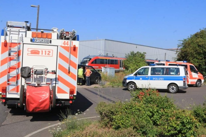 Feuerwehr und Polizei sind am Unfallort.