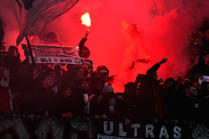 Immer wieder zünden Frankfurter Fans Pyrotechnik - so wie hier gegen den 1. FC Nürnberg.