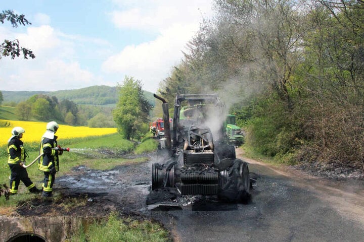 Die Gülle lief aus dem vom Feuer beschädigten Anhänger.