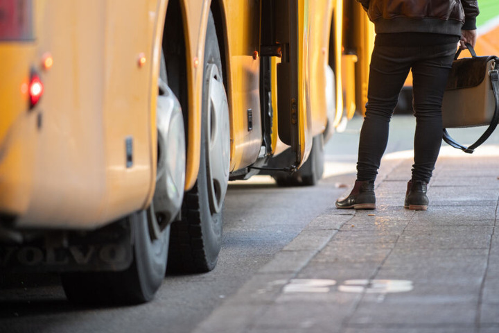 Ein Schulbusfahrer soll Kinder sexuell missbraucht haben. (Symbolbild)