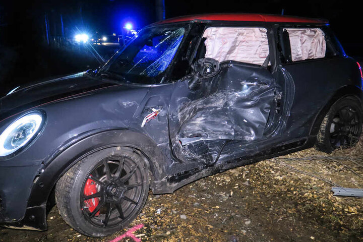 Der Mini wollte offenbar wenden und krachte dabei mit einem Nissan zusammen.