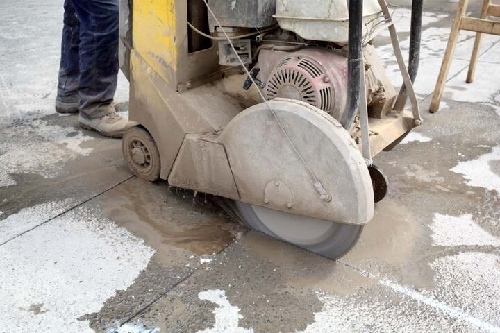 Mit einem Betonschneider verletzte sich ein Arbeiter am Fuß.