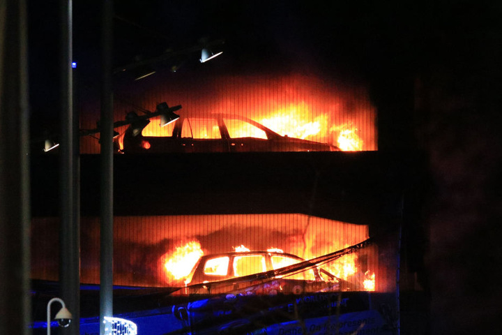 Ungefähr 1400 Autos sollen bei dem Brand zerstört worden sein.