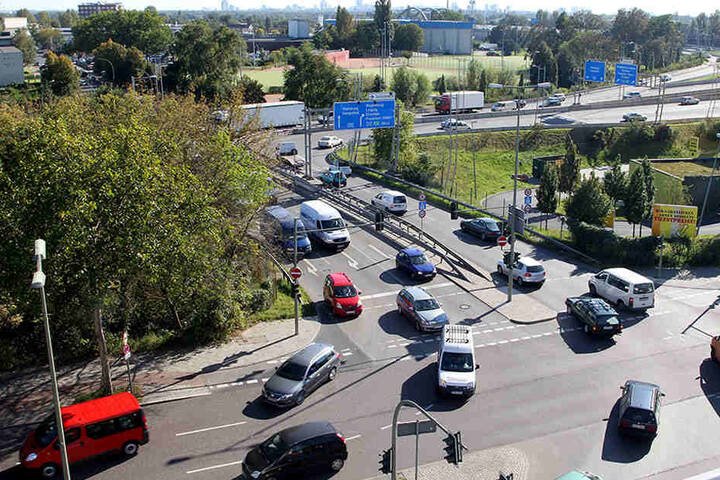 Noch müssen die Autos in einer Kurve auf die Grenzallee fahren. 2022 geht es dann direkt geradeaus weiter zum Treptower Park.