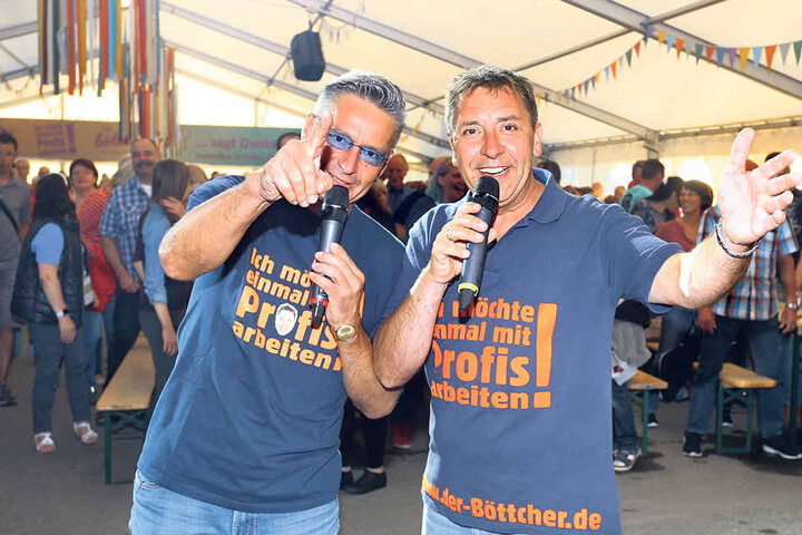 Thomas Böttcher und der Grünaer
Ortsvorsteher auf der Kirmes-Bühne.