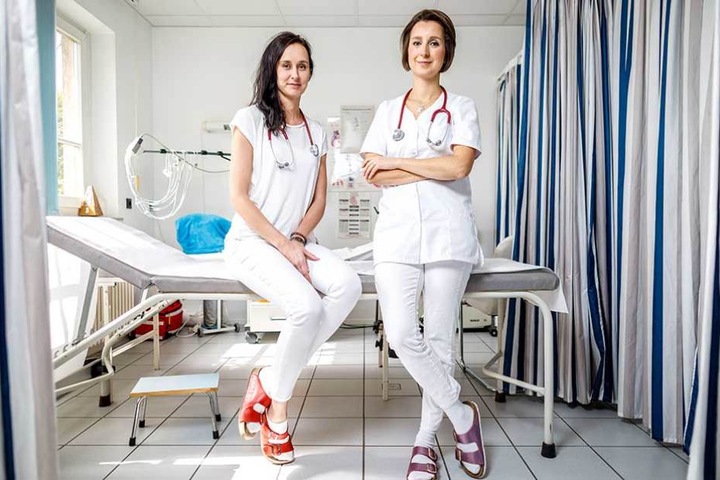 Die Ärztinnen Katerina Horn (37) und Dominika Karásková (33) leiten seit April eine Hausarztpraxis in Zittau.