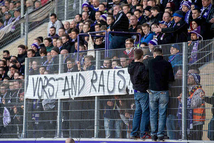 Die Auer Fans haben neben Dotchev auch andere Schuldige für die Misere gefunden - wie dieses Spruchband deutlich zeigt.