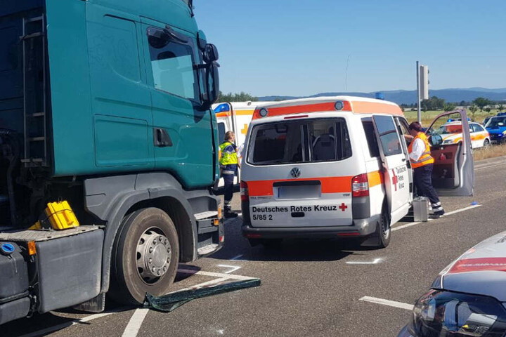 Der Sattelzug (links) erwischte den im Einsatz befindlichen Rettungswagen.
