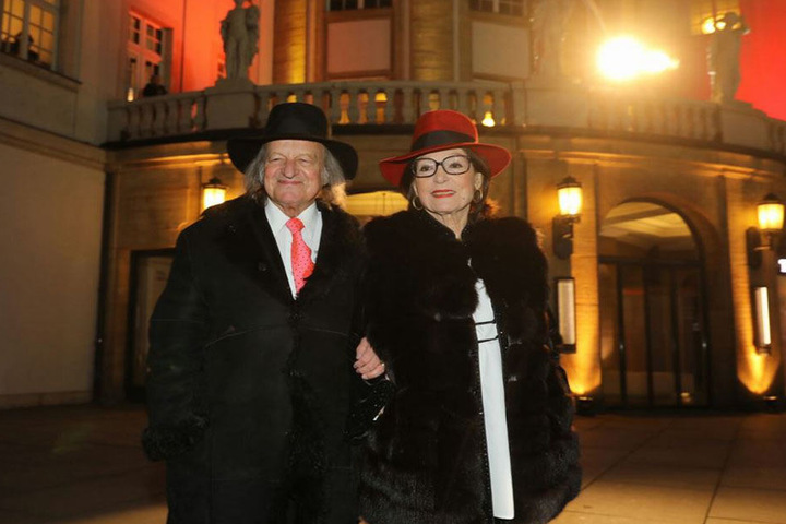 Vom Stargast zum Live-Act: Wegen der Krankmeldung einer Kollegin wurde Nana
Mouskouri (82) zum Star der HOPE-Gala - hier mit Ehemann André
Chapelle auf dem grünen Teppich.